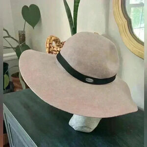 Wallaroo Hat company Elsbeth Women’s Crushable/Packable adjustable string.